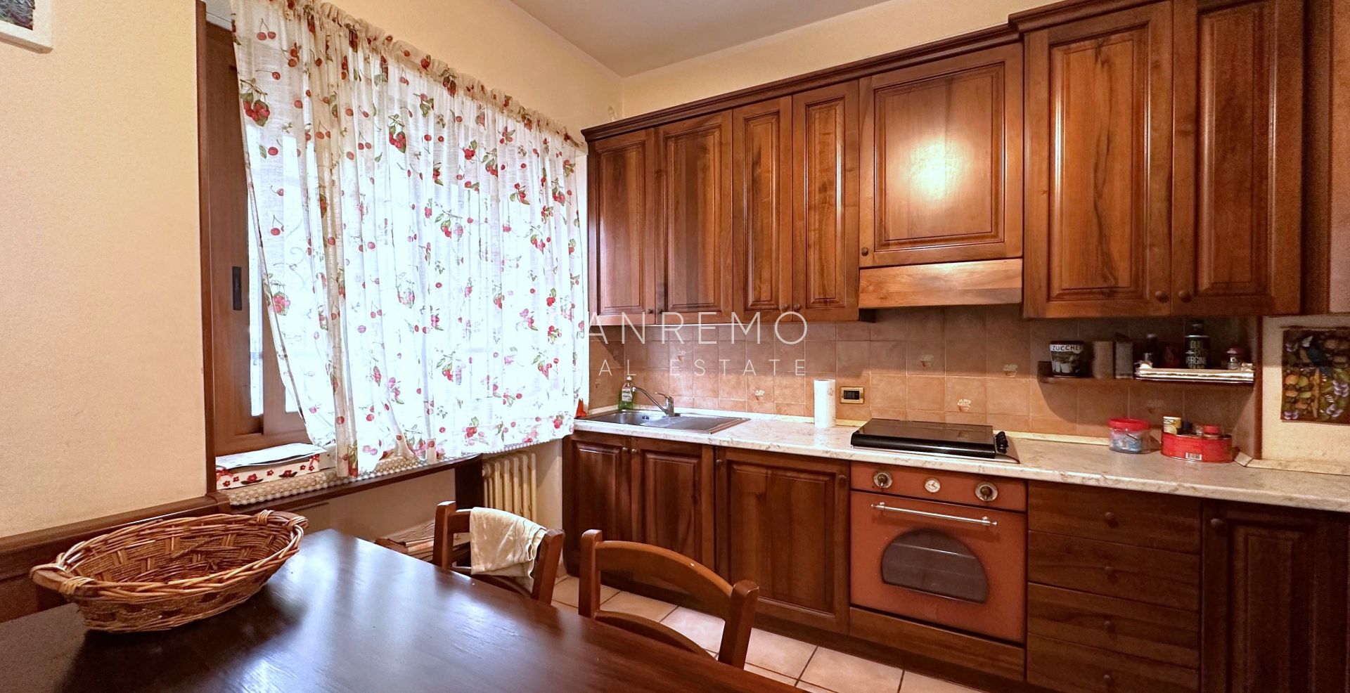 Appartamento di 180 mq. disposto su 2 livelli con grande giardino e piacevole vista sul verde