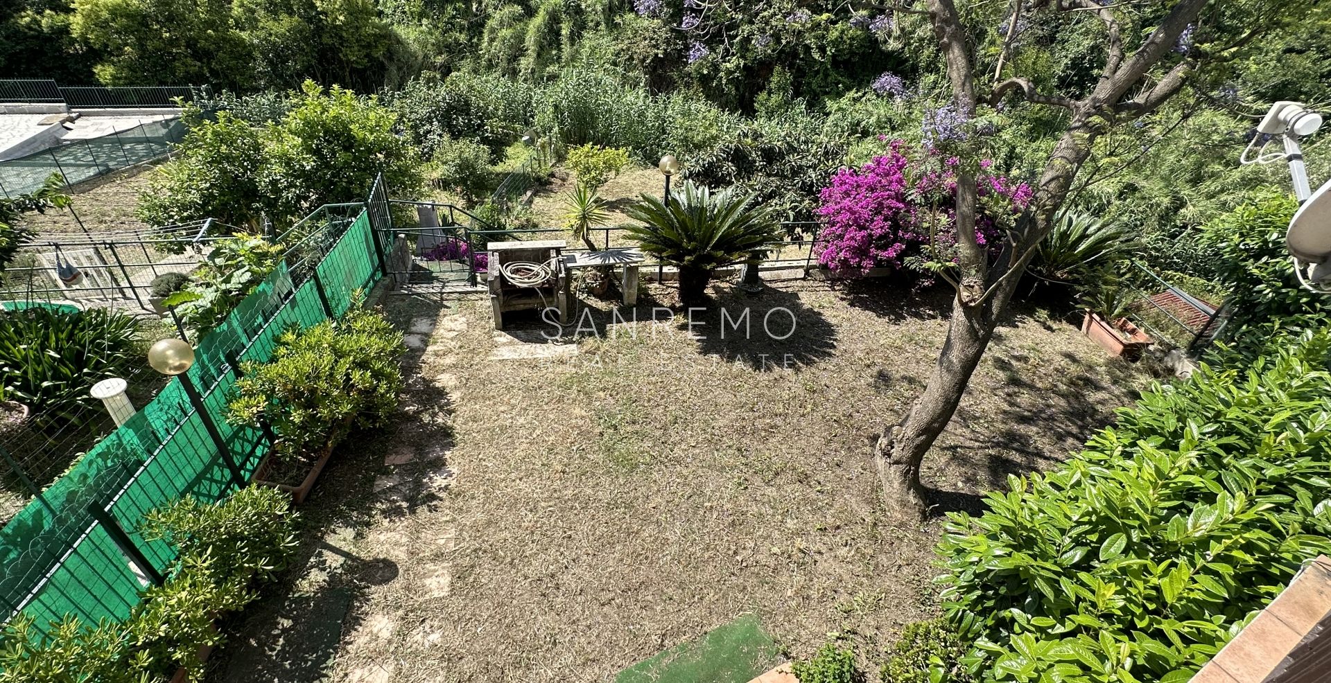 Appartamento di 180 mq. disposto su 2 livelli con grande giardino e piacevole vista sul verde