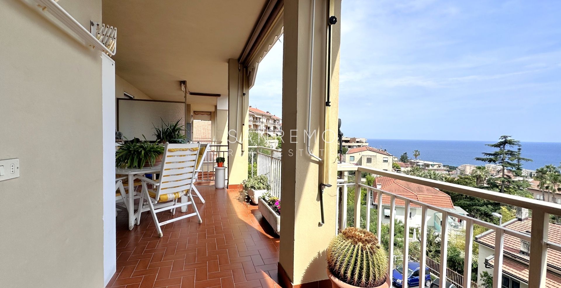 Zona Solaro, appartamento ultimo piano con grande terrazza e vista mare