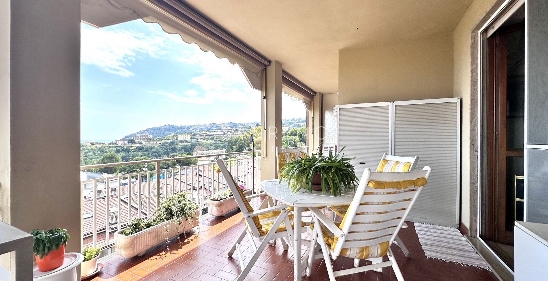 Zona Solaro, appartamento ultimo piano con grande terrazza e vista mare