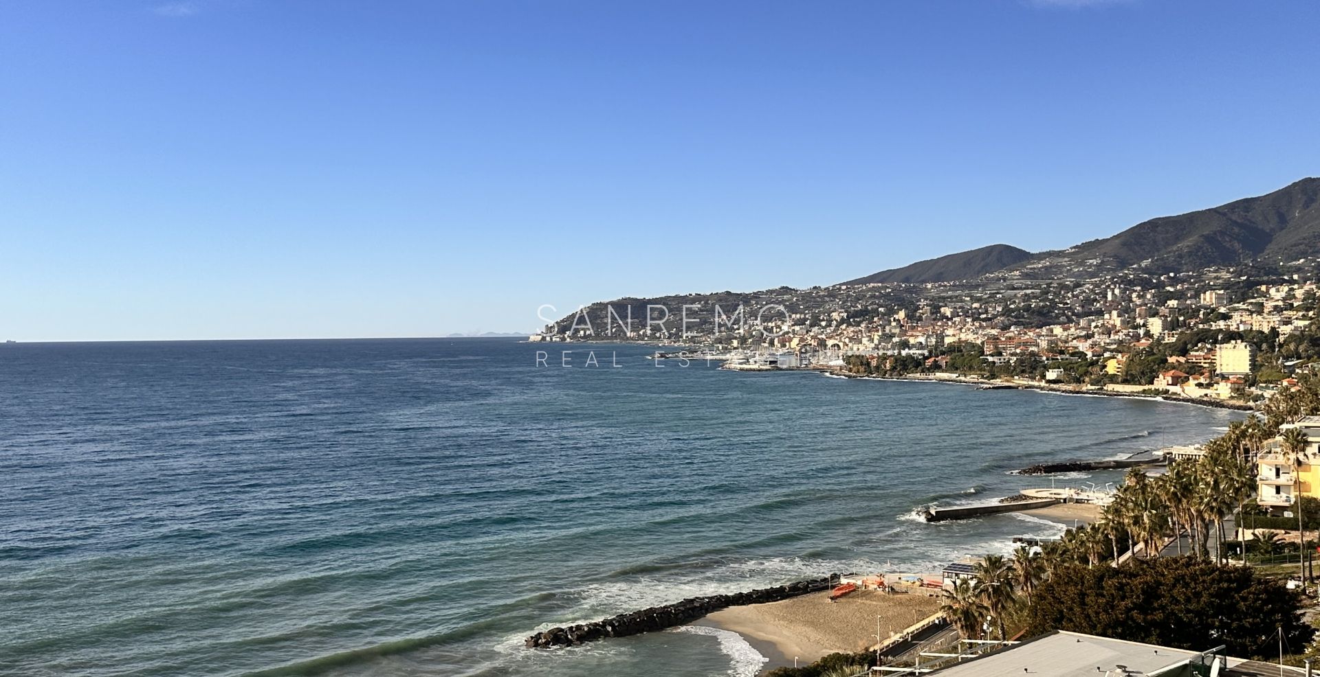 Attico bilocale con terrazza vivibile e spettacolare vista mare