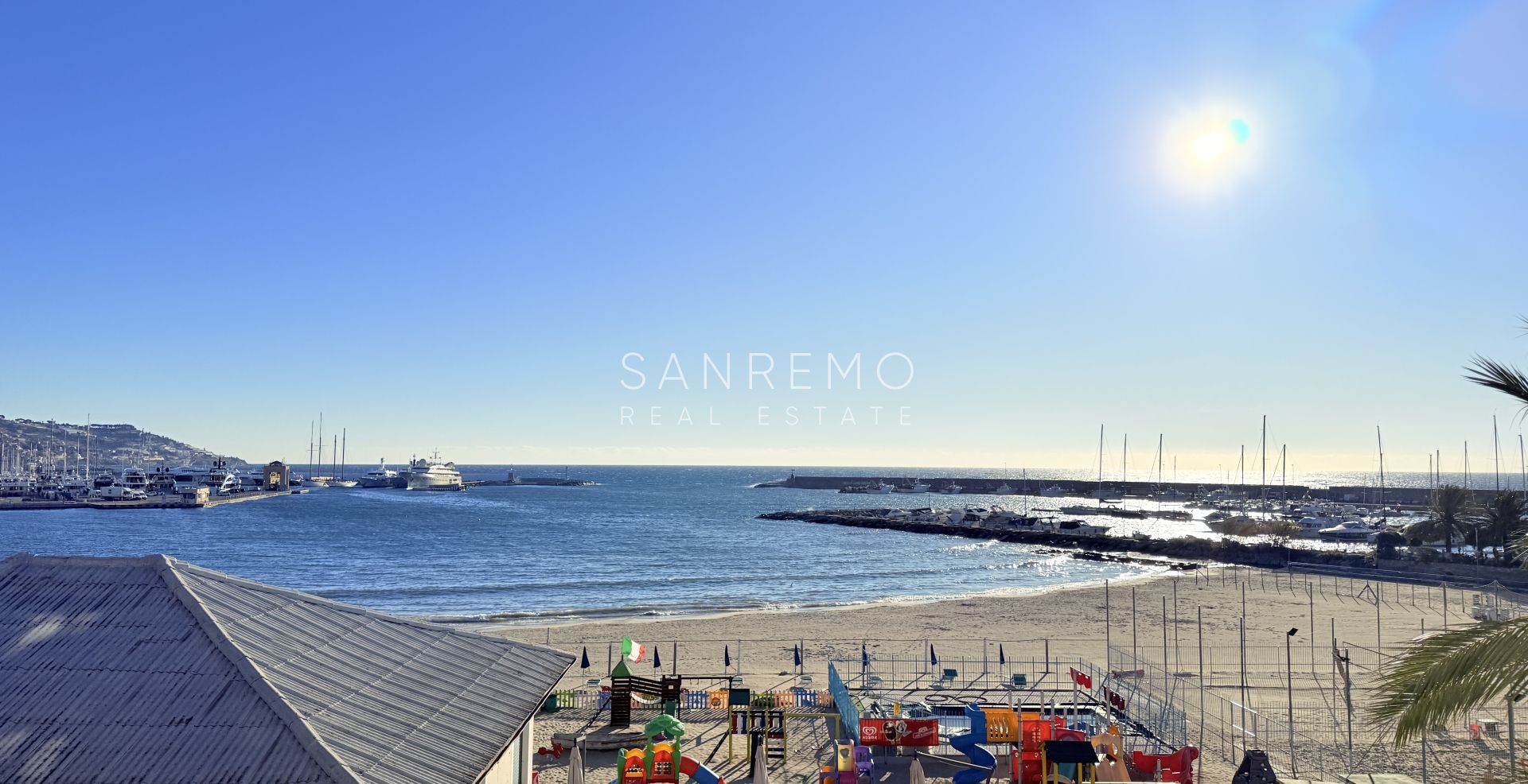 Appartamento con terrazzo direttamente sulla spiaggia compresa tra i 2 porti della città e la pista ciclopedonale