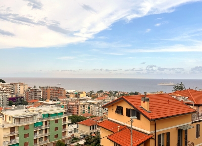 Ampio alloggio alle spalle di portosole con piacevole vista mare