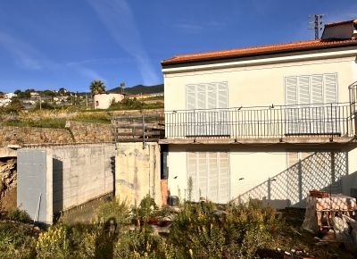 Porzione di villetta a schiera con giardino, terrazze e piscina